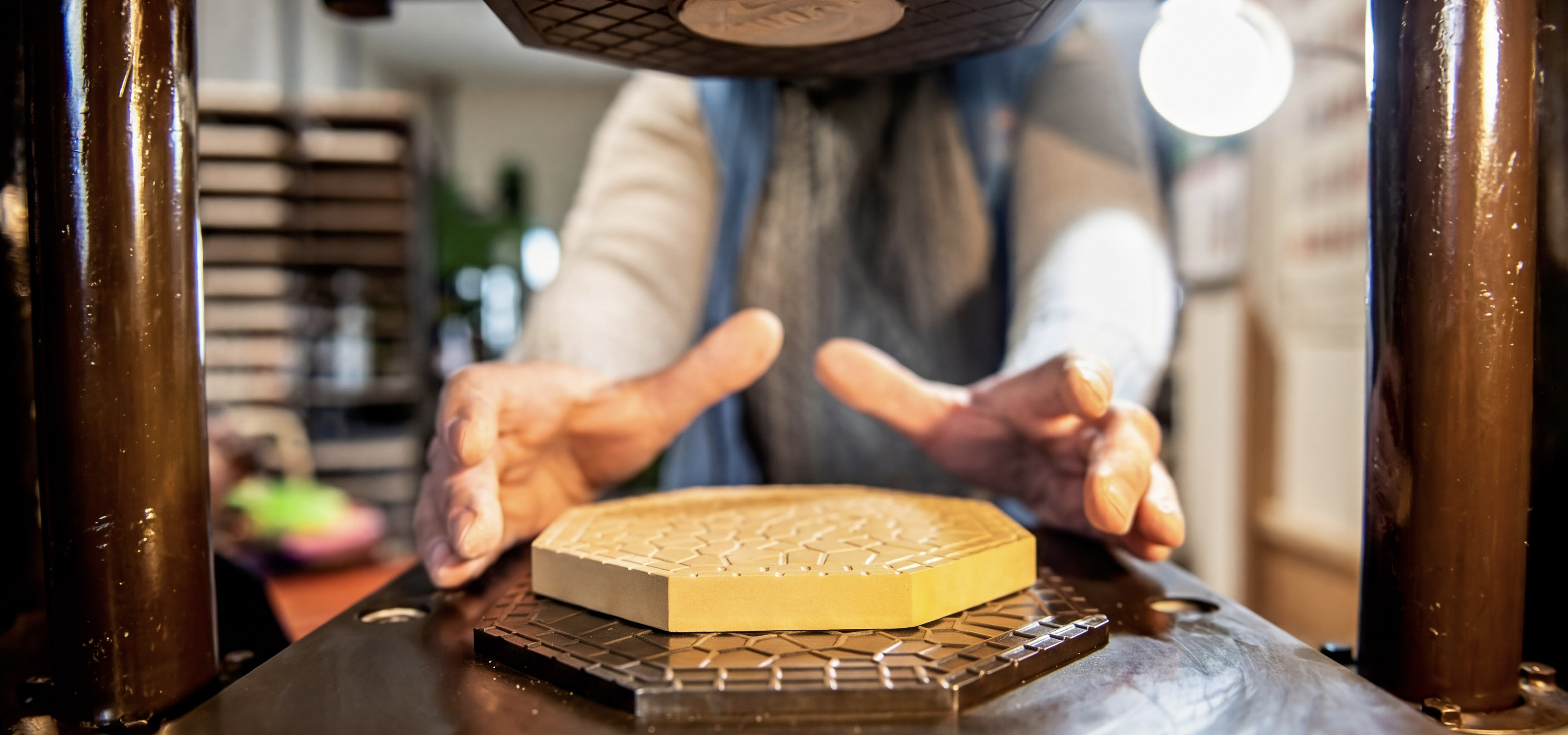 WIR BEWAHREN DIE FERTIGUNGSTRADITIONEN